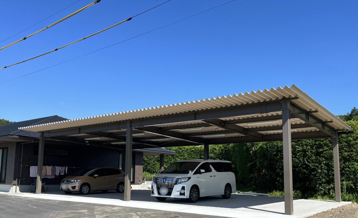 新城市：ガレージ屋根に太陽光発電が安心して積載できる重量鉄骨ガレージ